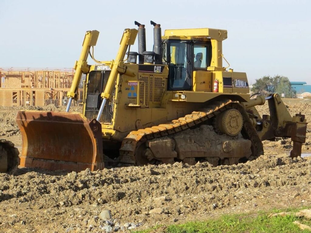 The Four Most Common Types of Earthmoving Equipment 2 bulldozer 163796 1280 1