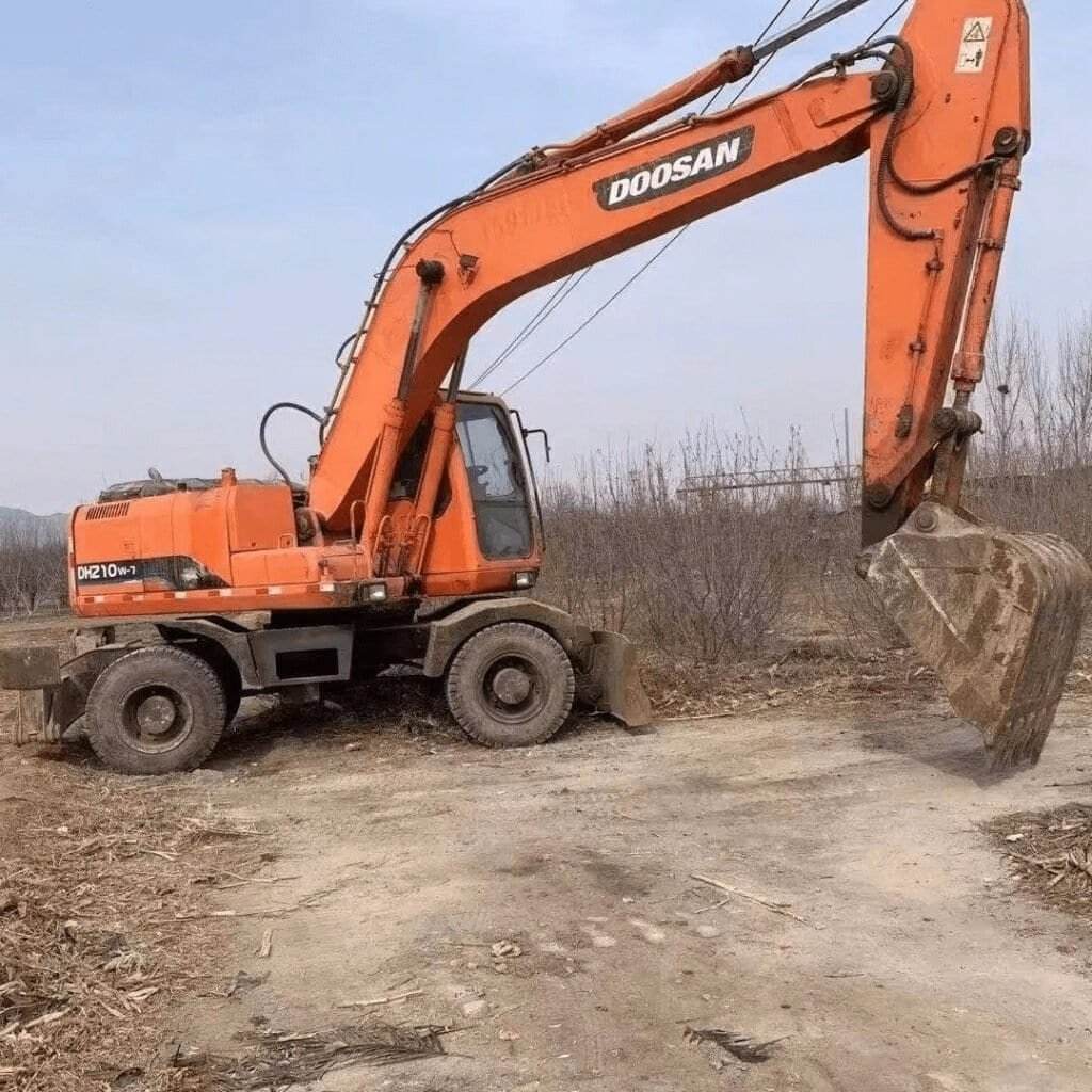 High Quality Used Wheel Excavator For Sale Doosan 210W-7 1 微信图片 20260104155214 807 4