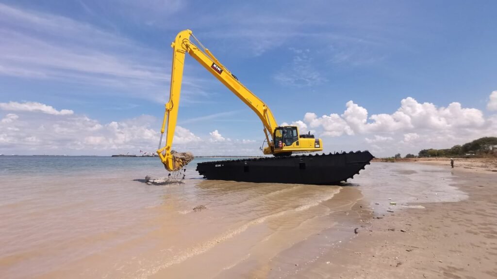 How to Choose the Right Amphibious Excavator for Your Project? 1 amphibious excavator1