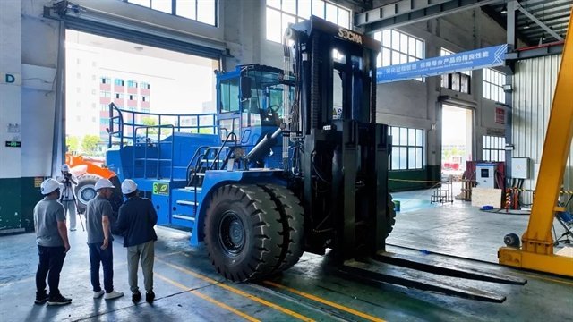 What is the World's Biggest Forklift? 8 biggest forklift5