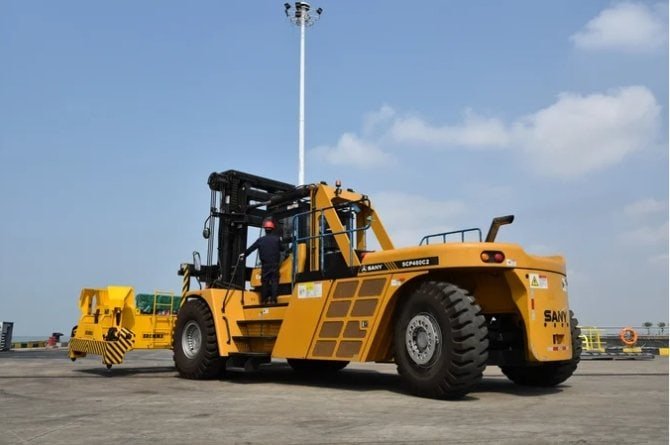 What is the World's Biggest Forklift? 9 biggest forklift6